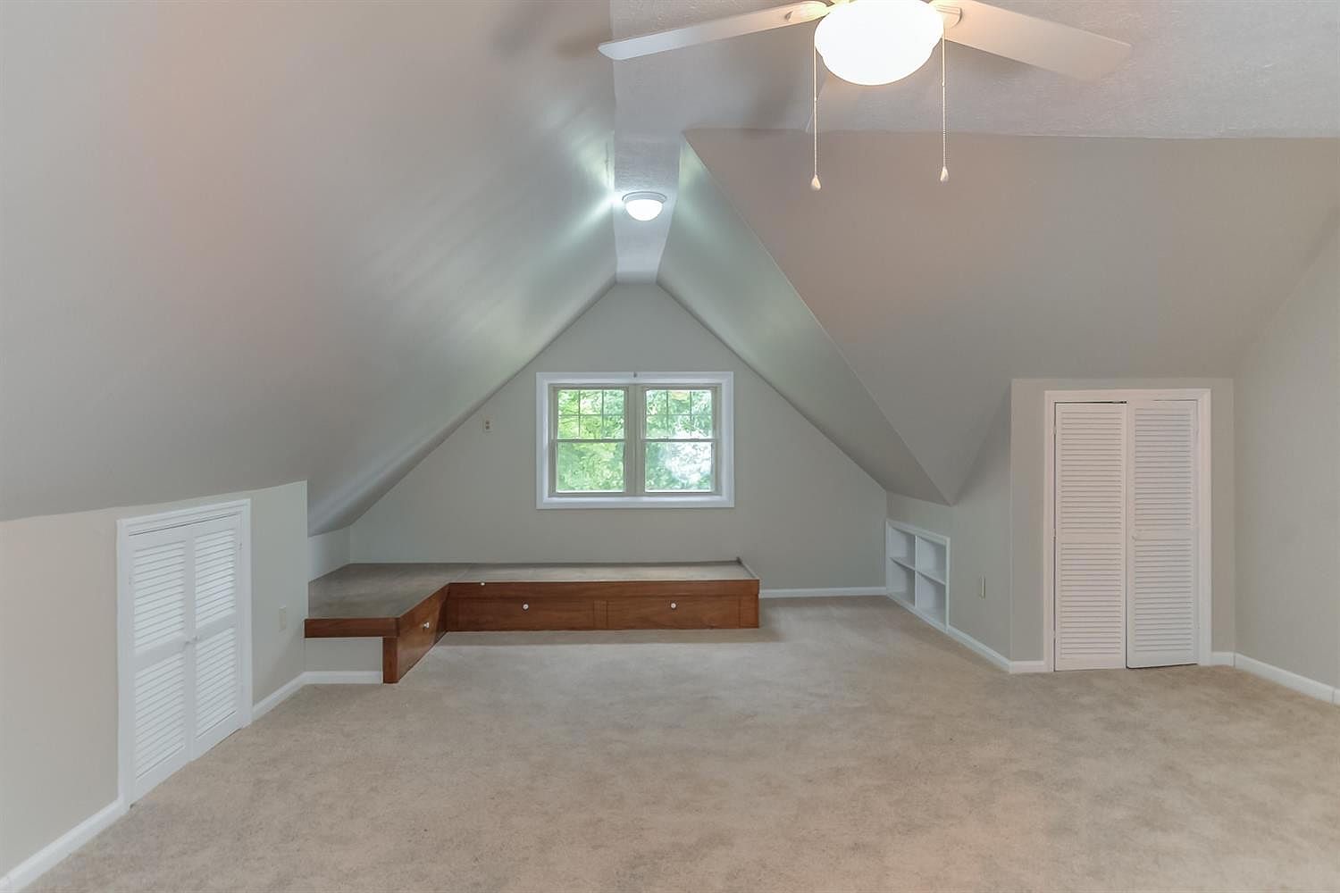 Freshly painted upstairs bonus room with vaulted ceiling – Idylwild Drive, Richmond, KY