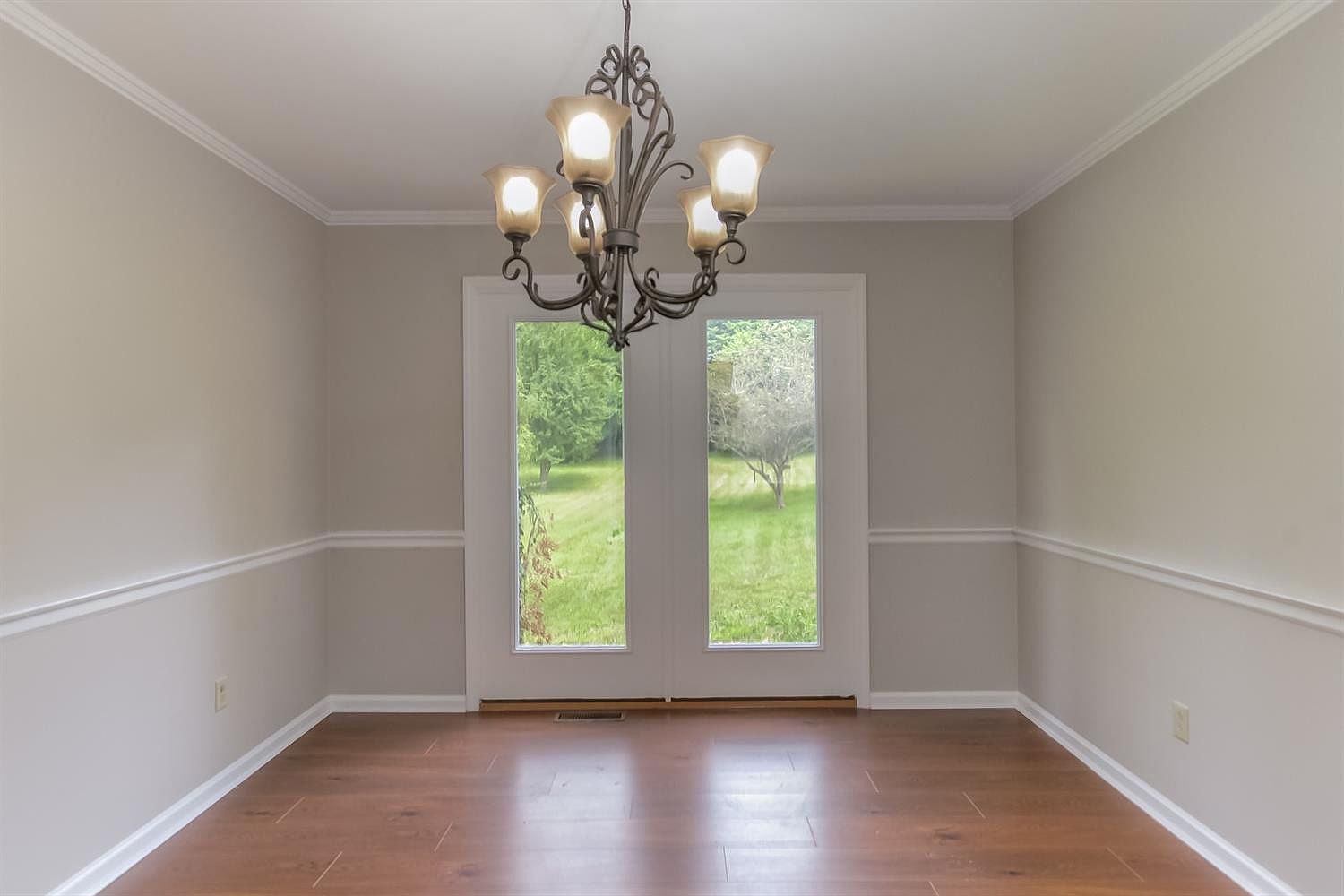 Freshly painted dining room with chair rail and crown molding – Idylwild Drive, Richmond, KY